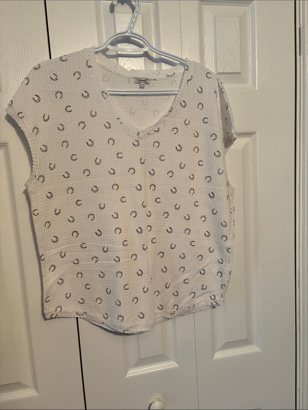 Kismet White Short Sleeve Tee with Black Horseshoe Print